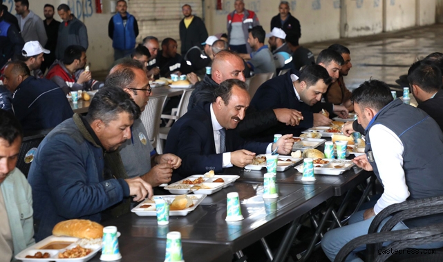 Başkan İlmek’ten depremde enkaz kaldıran işçilere plaket!