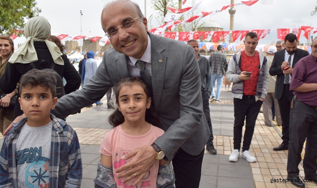 CHP Adayı Aşkın Genç: 23 Nisan Cumhuriyete Açılan Yoldur!