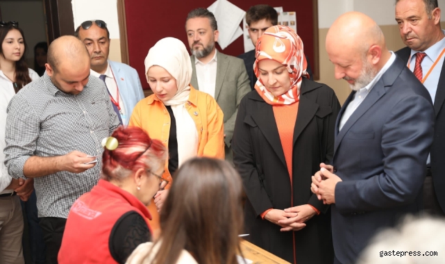 Çolakbayrakdar ailesiyle birlikte oy kullandı!