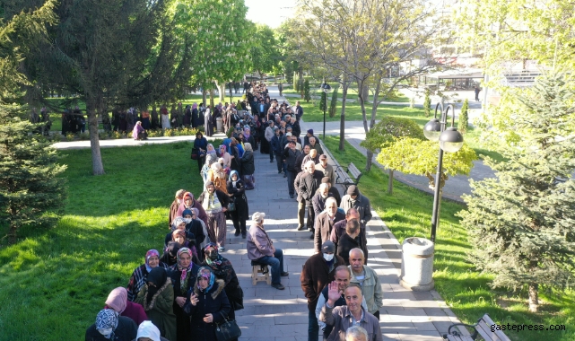 Domates fidesi alabilmek için uzun kuyruklar oluşturdular!
