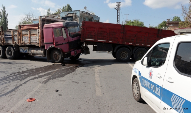 Freni patlayan kamyonet 3 aracı biçti, dorseyi kanala sürükledi: 1 yaralı!