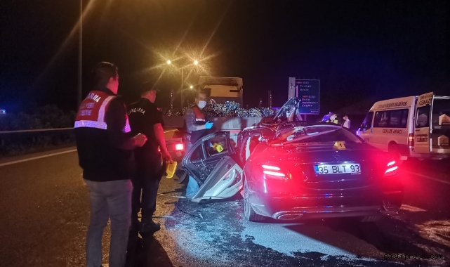 İzmir’de otomobil tıra ok gibi saplandı: 1 ölü!