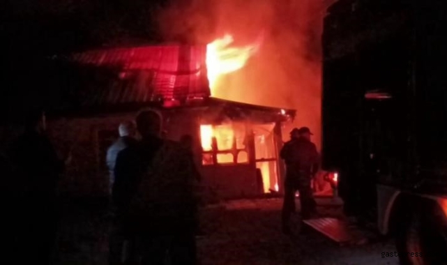 Sakarya’da tek katlı ev alev alev yandı!
