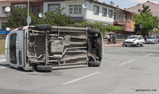 Kayseri'de, otomobille çarpışan ticari araç yan yattı! 