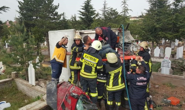 Kazada araçta sıkışan sürücü itfaiye ekipleri tarafından kurtarıldı!