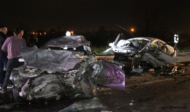 Kontrolden çıkan otomobil, karşı yönden gelen otomobile çarptı: 1 ölü, 4 yaralı!