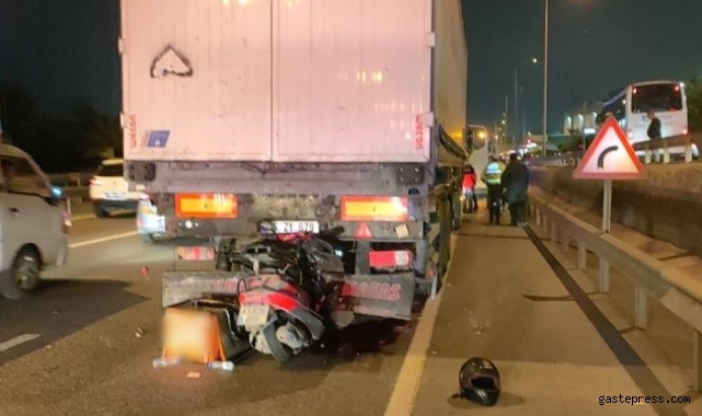 Motosiklet tıra ok gibi saplandı: Motokurye hayatını kaybetti!