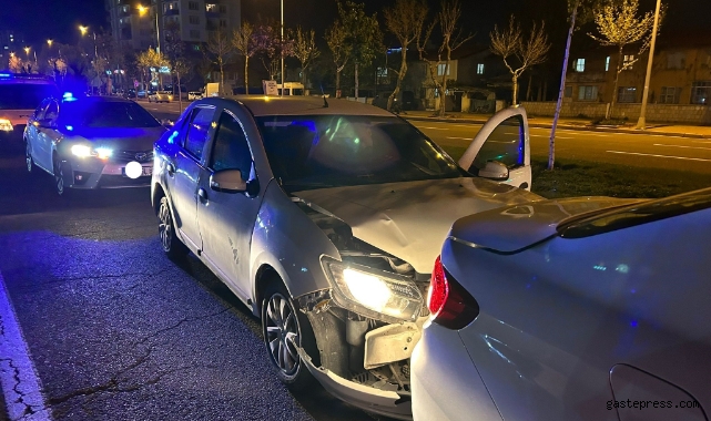 Polisin ‘dur’ ihtarına uymayan ehliyetsiz sürücü kazaya karıştı!