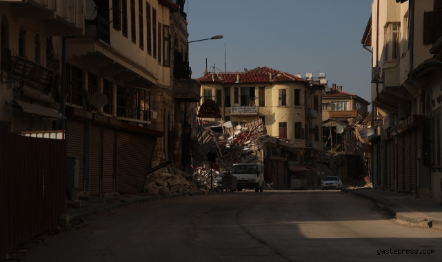 Bayramlarda cıvıl cıvıl olan enkaz kent, iş makinesi seslerinin susmasıyla sessizliğe büründü!