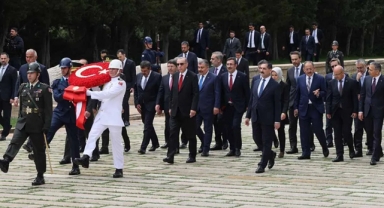 Cumhurbaşkanı Erdoğan ve kabine üyeleri Anıtkabir'de!