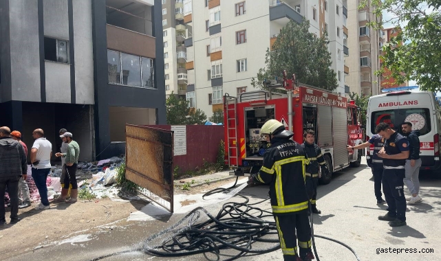 İnşaat halindeki binanın yalıtım malzemeleri yandı!