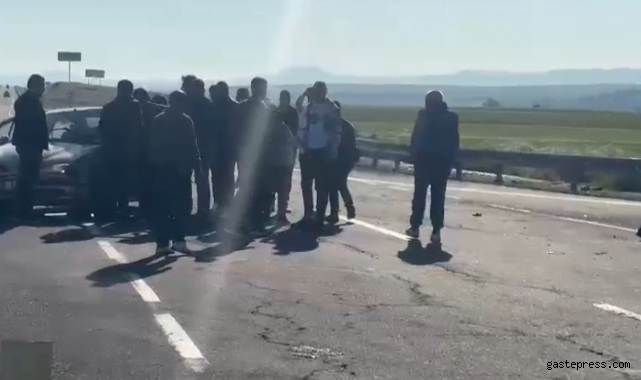 Kars'ta iki otomobil çarpıştı: 3 yaralı!