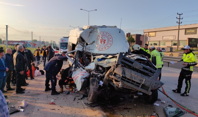 Sporcuları taşıyan minibüs hafriyat kamyonuna çarptı: 1 ölü, 16 yaralı!