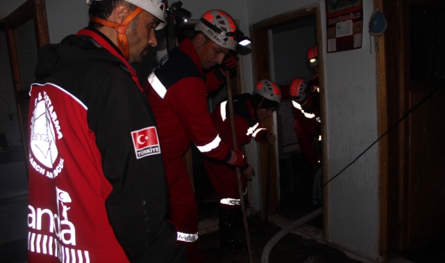 Su basan evleri temizlemek için canla başla çalıştılar!