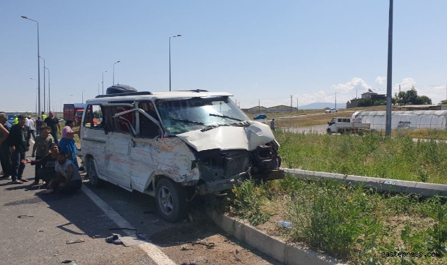 Ticari araç ile kamyon çarpıştı: 1 ölü, 14 yaralı!