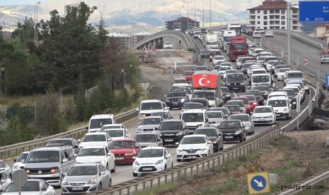 43 ilin geçiş güzergahında kuvvetli yağış etkili oldu: Kazalar peş peşe geldi, 8 yaralı!