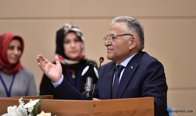 Başkan Büyükkılıç, Develi'de mezun öğrencilerin sevinçlerine ortak oldu!