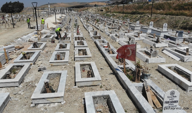 Deprem mezarlığında 100 kabirde kimlik belirleme çalışması sürüyor!
