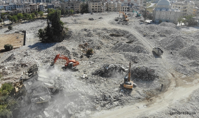 Enkaz kentte Afrika sıcağında zorlu yıkım!