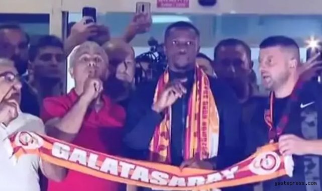 Galatasaray'ın yeni transferi Wilfried Zaha İstanbul'a geldi! Taraftarlara üçlü çektirdi...