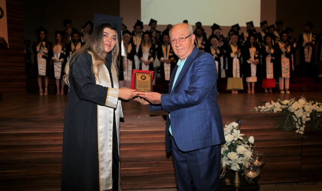 NNYÜ Yeni İç Mimar ve Çevre Tasarımcıları ile Mimarları mezun etti!
