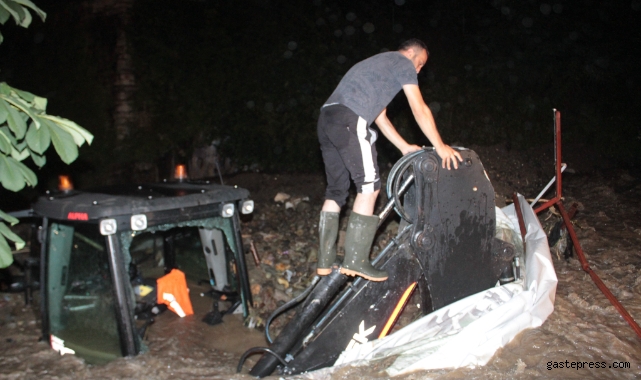 Ordu’da sel sonrası heyelan: İş makinesi ve araçlar toprak altına kaldı!