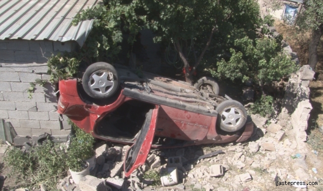 Takla atan otomobil eve girdi: 5 yaralı!