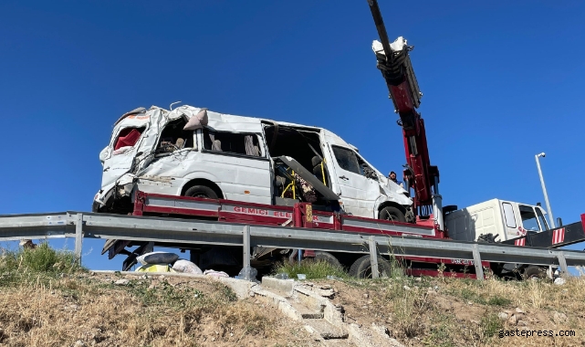 Tarım işçilerini taşıyan minibüs devrildi: 24 yaralı!