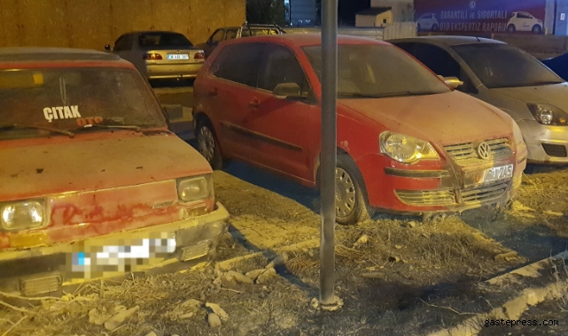 Yol kenarında çıkan ot yangınında park halindeki araçlar zarar gördü!