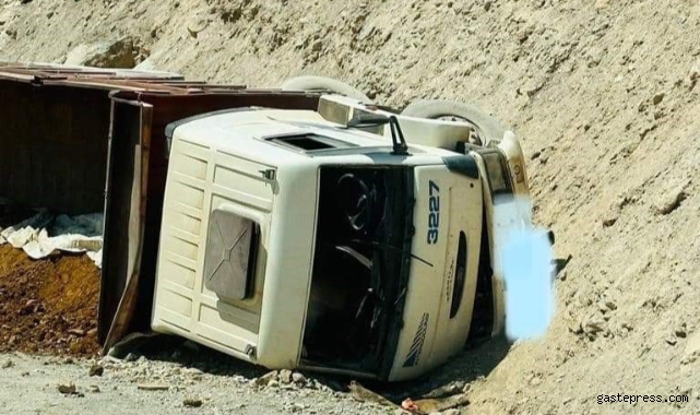 Freni patlayan maden yüklü kamyon devrildi: 1 yaralı!