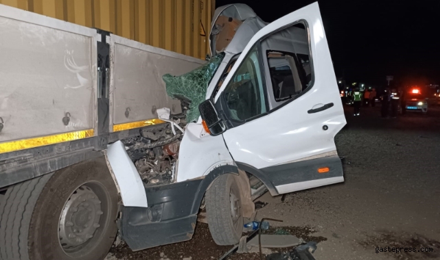 İşçi servisi tıra ok gibi saplandı: 1 ölü, 11 yaralı!