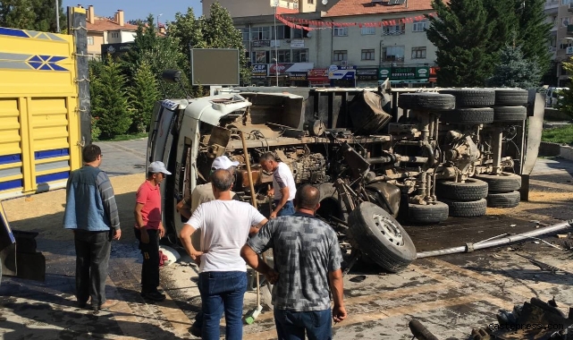 Kayseri'de faciadan dönüldü: Freni paylayan kamyon ilçe meydanına uçtu!