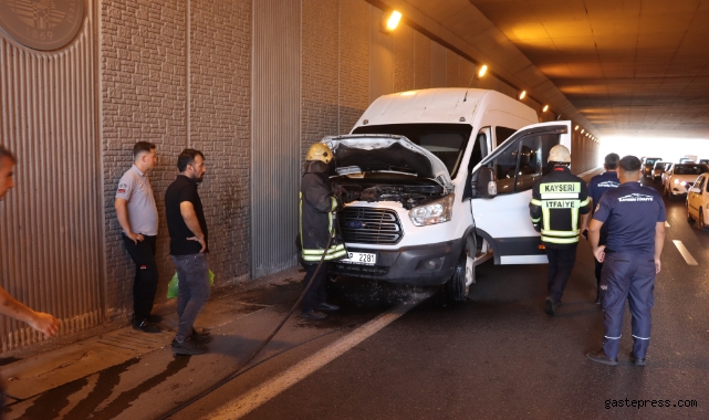 Kayseri'de faciaya ramak kaldı: İşçi servisi yangını söndürüldü!
