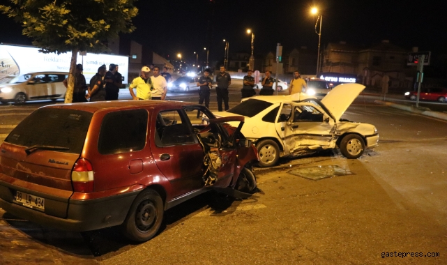 Kayseri'de otomobiller çarpıştı: 1'i ağır 5 yaralı!