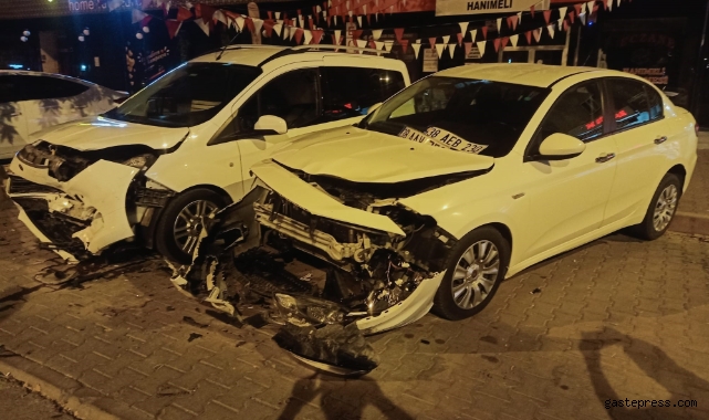 Kontrolden çıkan otomobil, park halindeki otomobillere çarpıp yan yattı!