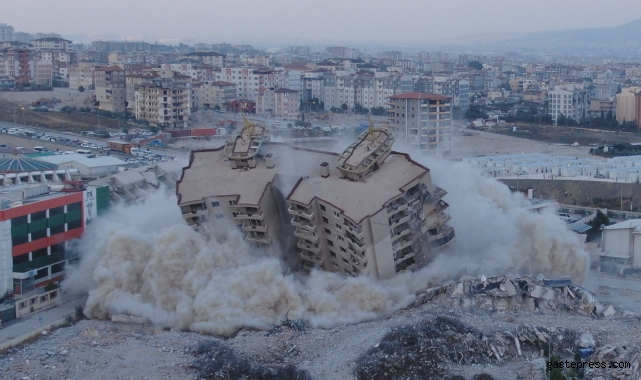 Milyonlarca liraya konut satılan 16 katlı rezidansın son bloğu da yerle bir oldu!