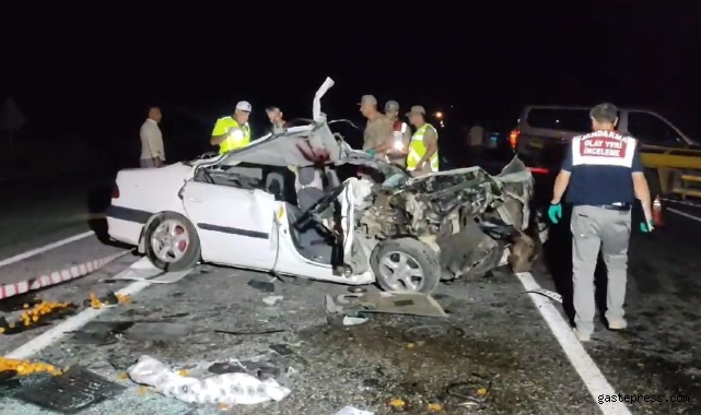 Otomobil traktöre çarptı: 1 ölü, 3 yaralı!