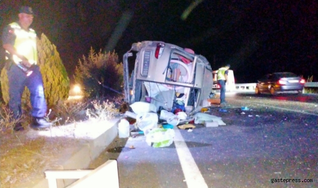 Otomobilin çarptığı ticari araç takla atarak karşı şeride geçti: 4 yaralı!