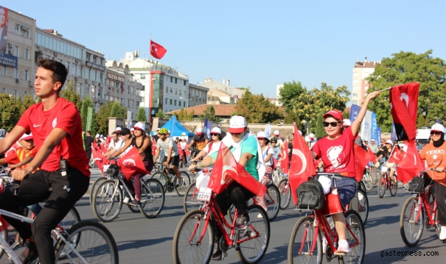 Yüzlerce vatandaş zafere pedalladı!