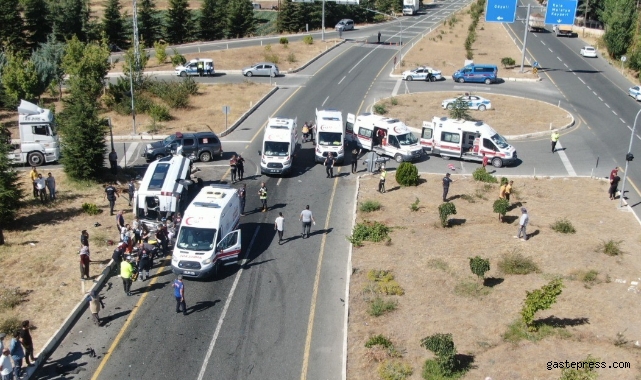 Elazığ’da tur minibüsü otobüse çarptı: 18 yaralı!