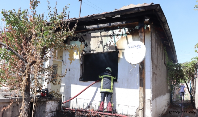 Kiracı evi yakıp kaçtı!