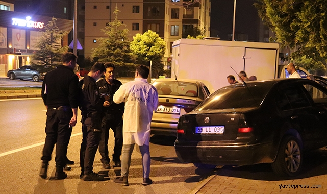 Koca şiddetinden kaçamadı: Araçtan atlamaya çalıştı, silah kabzasıyla darbedildi!