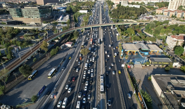 Okulların açılmasıyla oluşan trafik yoğunluğu böyle görüntülendi!