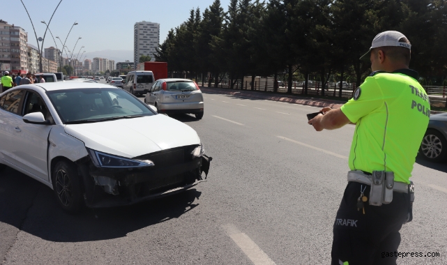 Otomobilin bariyerlere çarptığı kazada ortalık savaş alanına döndü