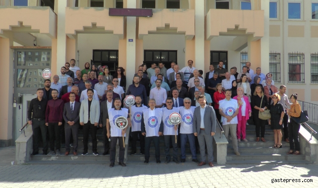 Şiddet gören öğretmene meslektaşlarından destek!