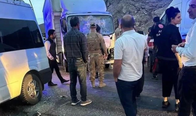 Van’da minibüs ile kamyon çarpıştı: 1 ölü, 7 yaralı!