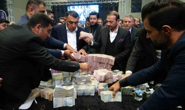 10 bin kişinin katıldığı düğünde damada 10 milyon TL, geline ise kilolarca altın takıldı!