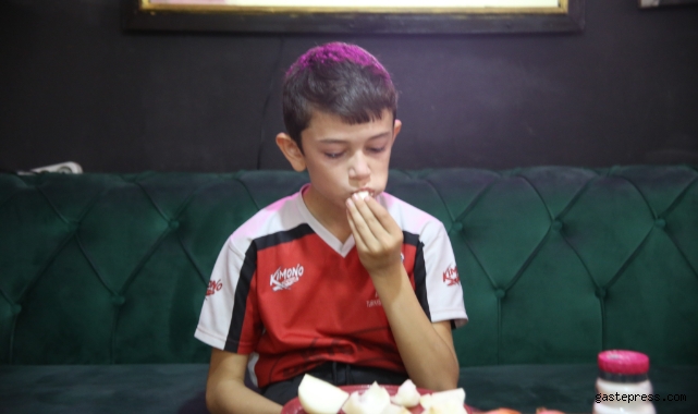 12 yaşındaki Eymen'i görenler şaşkına dönüyor: Okula giderken bile sarımsak yiyor!