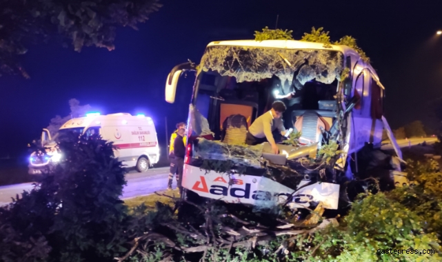 Kayseri'de kontrolden çıkan yolcu otobüsü aydınlatma direğine çarptı: 16 yaralı!