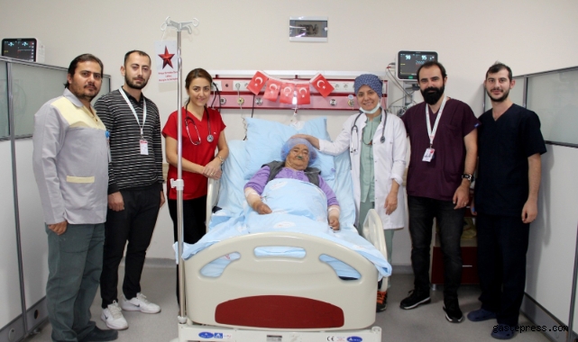Kayseri Devlet Hastanesinin gururu: Cumhuriyet ile yaşıt teyzeyi taburcu ettiler!